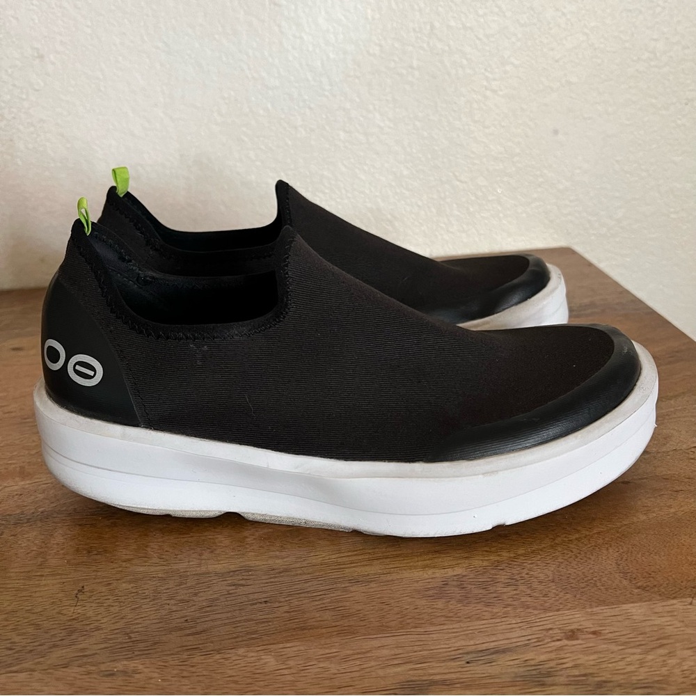 OOFOS EEZEE LOW SHOE - WHITE BLACK Size 9.5